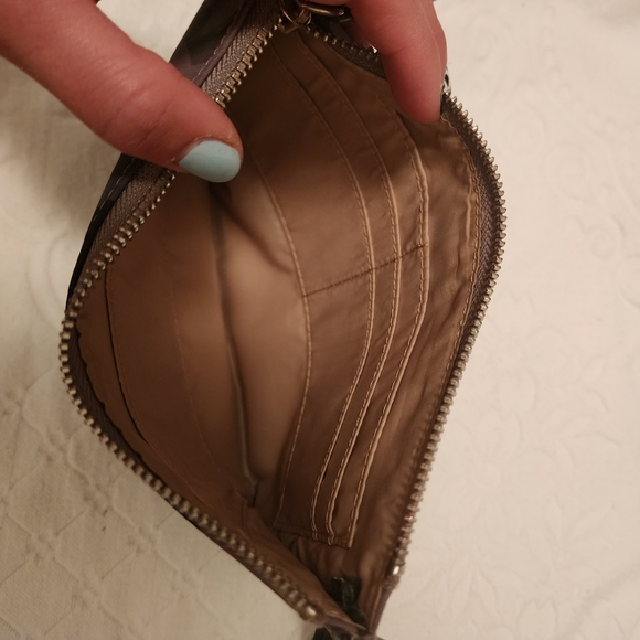 Guess Camo Print Wristlet Waller - Picture 3 of 3